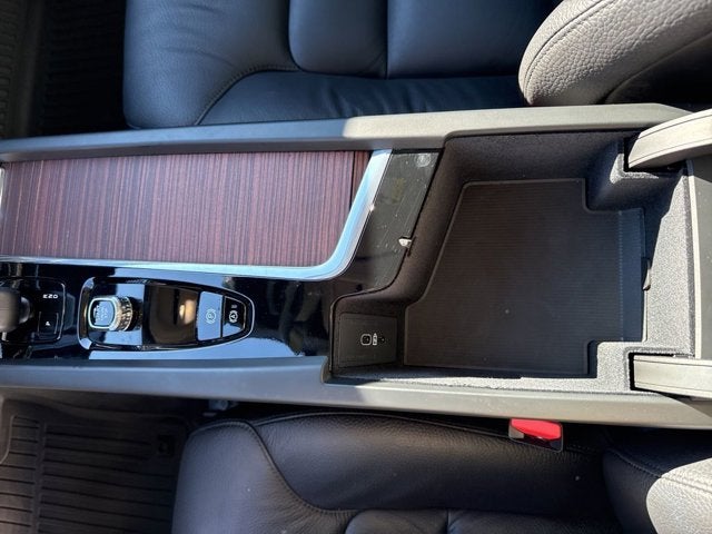 2024 Volvo XC60 Recharge Plug-In Hybrid Plus Dark Theme