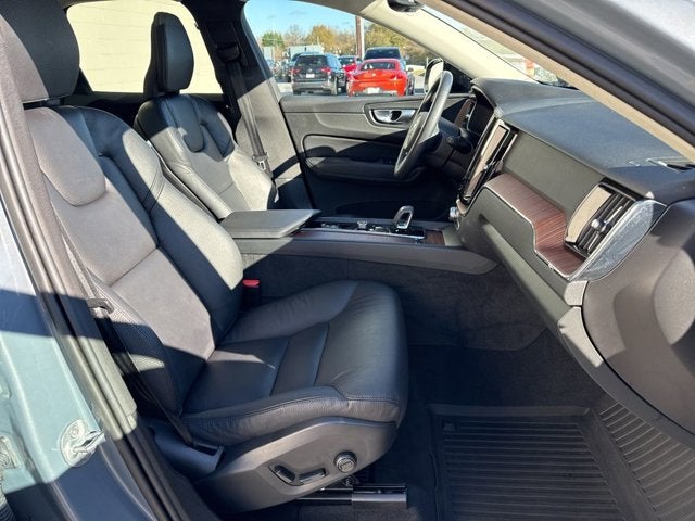 2024 Volvo XC60 Recharge Plug-In Hybrid Plus Dark Theme