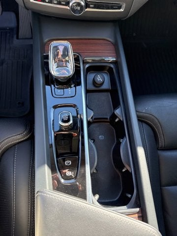 2023 Volvo XC60 Ultimate Dark Theme