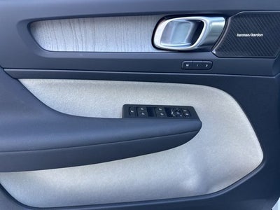 2024 Volvo XC40 Plus Bright Theme