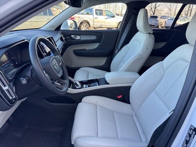 2024 Volvo XC40 Plus Bright Theme
