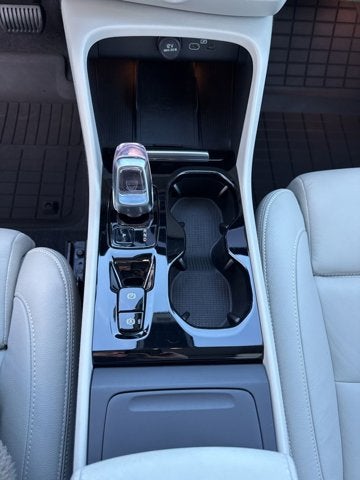 2024 Volvo XC40 Plus Bright Theme