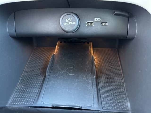 2024 Volvo XC40 Plus Bright Theme